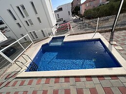 Oceanview Deluxe Penthouse Apartment With 89m2 Living Space & 90m2 Roo