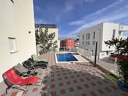 Oceanview Deluxe Penthouse Apartment With 89m2 Living Space & 90m2 Roo