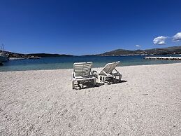 Oceanview Deluxe Penthouse Apartment With 89m2 Living Space & 90m2 Roo