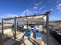 Oceanview Deluxe Penthouse Apartment With 89m2 Living Space & 90m2 Roo