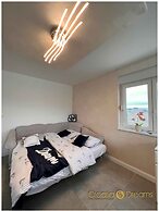 Oceanview Deluxe Penthouse Apartment With 89m2 Living Space & 90m2 Roo