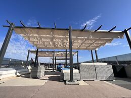 Oceanview Deluxe Penthouse Apartment With 89m2 Living Space & 90m2 Roo