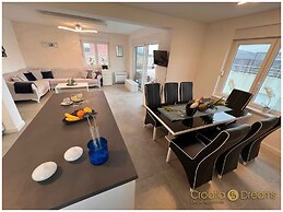 Oceanview Deluxe Penthouse Apartment With 89m2 Living Space & 90m2 Roo