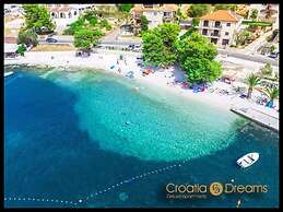 Oceanview Deluxe Penthouse Apartment With 89m2 Living Space & 90m2 Roo