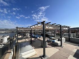 Oceanview Deluxe Penthouse Apartment With 89m2 Living Space & 90m2 Roo