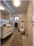 Oceanview Deluxe Penthouse Apartment With 89m2 Living Space & 90m2 Roo