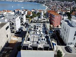 Oceanview Deluxe Penthouse Apartment With 89m2 Living Space & 90m2 Roo