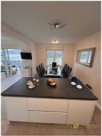 Oceanview Deluxe Penthouse Apartment With 89m2 Living Space & 90m2 Roo