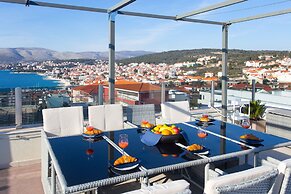 Oceanview Deluxe Penthouse Apartment With 89m2 Living Space & 90m2 Roo