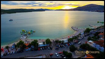 Oceanview Deluxe Penthouse Apartment With 89m2 Living Space & 90m2 Roo