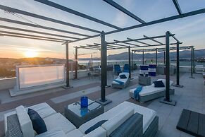 Oceanview Deluxe Penthouse Apartment With 89m2 Living Space & 90m2 Roo