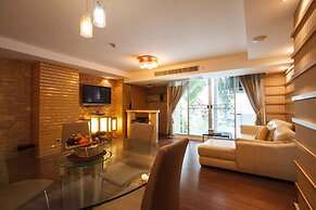 2B - 2 Bedrooms and 2 Bathrooms Located Downtown Apartment With Shared