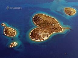 Nearby Beach, Modern Apartment Arena