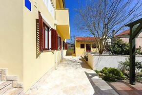 Nearby Beach, Modern Apartment Arena