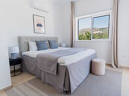 Sanders White Mountains - Bright Villa With Pool