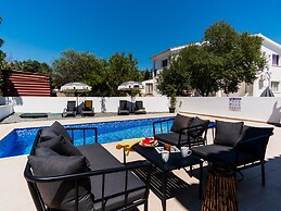 Sanders White Mountains - Bright Villa With Pool