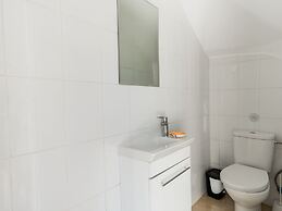 Sanders White Mountains - Inviting Villa With Pool