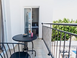Sanders White Mountains - Inviting Villa With Pool