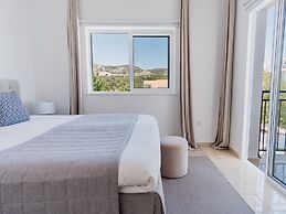 Sanders White Mountains - Inviting Villa With Pool