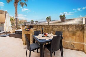 Harbour Views Gozitan Villa + Shared Pool