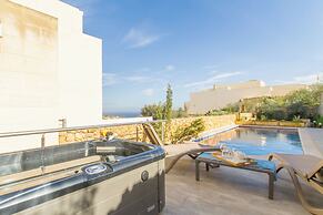 Ta'Siku Gozitan villa + Pool & hot tub