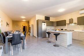 Ta'Siku Gozitan villa + Pool & hot tub