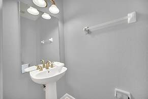 Spacious and Modern Townhome! Close to Attractions and Conventions Cen