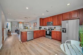 Spacious and Modern Townhome! Close to Attractions and Conventions Cen