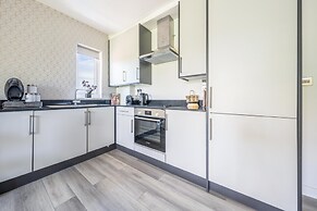 Ash View Place 4 -heathrow - Thorpe Park - Free Parking