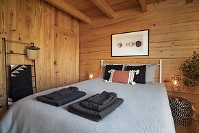 Innsbrook Cabin 4 Bedroom Cabin by RedAwning