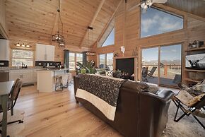 Innsbrook Cabin 4 Bedroom Cabin by RedAwning