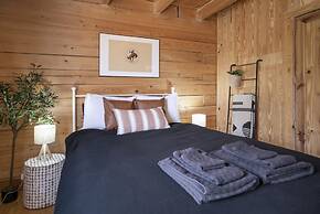 Innsbrook Cabin 4 Bedroom Cabin by RedAwning