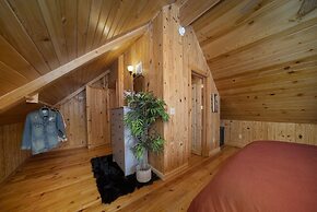 Innsbrook Cabin 4 Bedroom Cabin by RedAwning