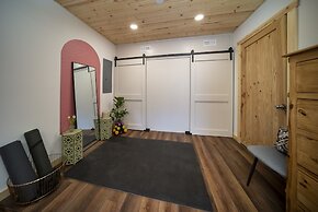 Innsbrook Cabin 4 Bedroom Cabin by RedAwning