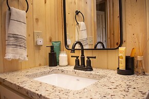 Innsbrook Cabin 4 Bedroom Cabin by RedAwning