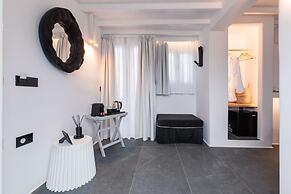 She Mykonos- Luxury Apartments