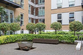 Sophisticated 2 Bed Flat with Balcony in Acton
