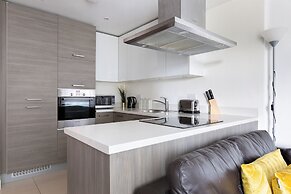 Sophisticated 2 Bed Flat with Balcony in Acton