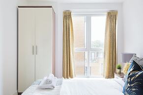 Sophisticated 2 Bed Flat with Balcony in Acton