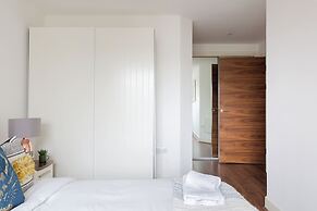 Sophisticated 2 Bed Flat with Balcony in Acton