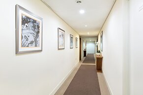 Sophisticated 2 Bed Flat with Balcony in Acton