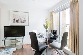 Sophisticated 2 Bed Flat with Balcony in Acton