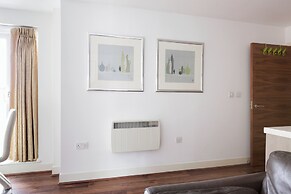 Sophisticated 2 Bed Flat with Balcony in Acton
