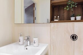 Sophisticated 2 Bed Flat with Balcony in Acton