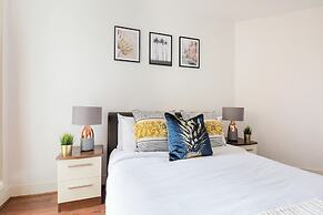 Sophisticated 2 Bed Flat with Balcony in Acton