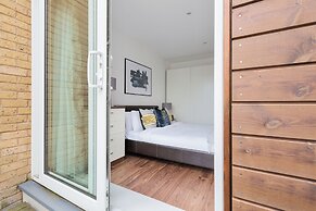 Sophisticated 2 Bed Flat with Balcony in Acton