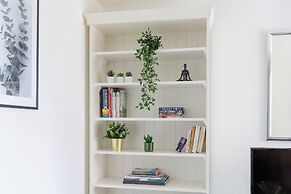 Sophisticated 2 Bed Flat with Balcony in Acton