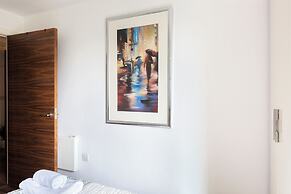 Sophisticated 2 Bed Flat with Balcony in Acton