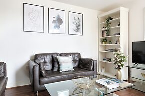 Sophisticated 2 Bed Flat with Balcony in Acton