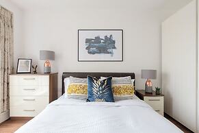 Sophisticated 2 Bed Flat with Balcony in Acton